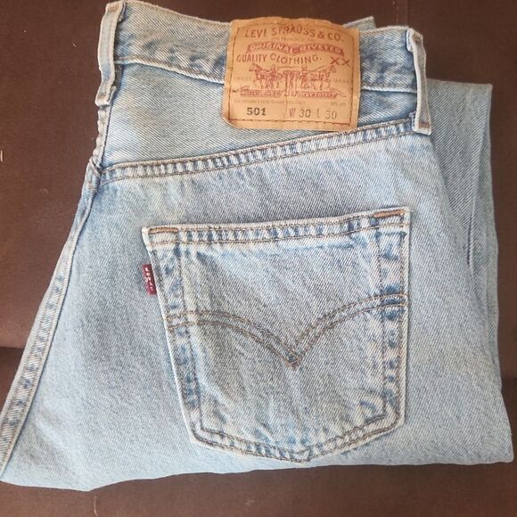 Levi's Blue Jeans with Iconic Orange Stitching and Classic Denim Fabric - Picture 2 of 9